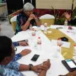 Bupati Sambari bersama anggota FPG DPR RI Eni Maulani S, dan Dirjen P Minerba Kementerian ESDM Bambang Gatot Aryono. foto: SYUHUD/ BANGSAONLINE