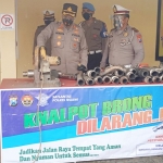 Kapolres Ngawi memimpin pemusnahkan ratusan knalpot brong dengan cara dipotong pakai gerinda.