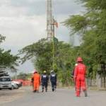 Para pekerja tampak sedang memasuki lokasi PAD A JOB PPEJ. foto: eky nurhadi/ BANGSAONLINE