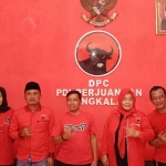 DPC PDIP Bangkalan saat menggelar konferensi pers terkait pendaftaran Cabup-Cawabup Pilkada 2024.