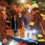 Petugas saat memeriksa kelengkapan pengendara motor. (dok. Ist)