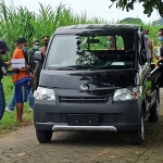 Reka ulang kasus pembunuhan pemuda yang mayatnya di buang di parit kawasan Desa Gelang, Kecamatan Tulangan, Sidoarjo, Selasa (6/4/2021). (foto: ist)