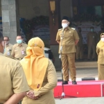 Bupati Gresik Fandi Akhmad Yani didampingi Wabup Aminatun Habibah saat memberikan pengarahan dalam apel pagi, beberapa waktu lalu. Foto: SYUHUD/ BANGSAONLINE.com