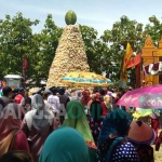 Ribuan warga menghadiri Festival Belimbing ke-4 di Desa Ngringinrejo, Kecamatan Kalitidu, Bojonegoro. foto: EKY NURHADI/ BANGSAONLINE