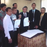 Kedua belah pihak usai menandatangani kesepakatan damai.