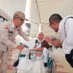 Dirjen Kemenhaj, Puji Raharjo (kiri), bersama Wakil Ketua KND saat melayani jemaah lansia di Bandara Jeddah. Foto: MCH 2026.