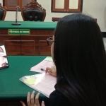 Persidangan terdakwa judi online di Pengadilan Negeri Surabaya.
