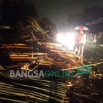 Salah satu lokasi yang ambruk akibat diterjang angin puting beliung di Mojoagung. foto: ROMZA/ BANGSAONLINE