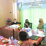 Bupati Ikfina Fahmawati terjun ke beberapa puskesmas isolasi Covid-19 untuk mengevaluasi data informasi, langsung dari para surveilans kesehatan. (foto: ist)