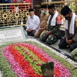 Kapolda Jawa Timur Irjen Pol Dr. Nico Afinta bersama Pangdam V Brawijaya didampingi KH. Abdul Hakim Mahfud saat ziarah Makam Gus Dur, Senin (30/11/20) siang.