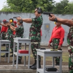 Sebanyak 14 pejabat Koarmatim tingkatkan keterampilan menembak dengan menggunakan pistol.