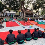 Aksi berbagi takjil di depan Kantor Kecamatan Kejayan, Kabupaten Pasuruan. 