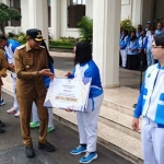 Wali Kota Malang saat menyerahkan bonus kepada atlet berprestasi di Porprov IX Jatim 2025.