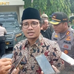 Bupati Bangkalan Ra Latif memberikan penjelasan kepada media terkait kegagalan pemkab meraihnya WBK.