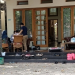 Petugas KPK saat menggeledah rumah Zulmi Noor Hasani di Desa Sidomukti Probolinggo, Sabtu (4/9/2021). foto: Andi/ Bangsaonline.com