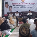 Kiai Asep saat memberikan pengarahan di hadapan para relawan PAN dan Gerindra.