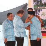 Penyematan Pin Emas oleh Menteri Informatika dan Informasi Rudiantara Kepada Gubernur Jawa Timur Dr. H Soekarwo di Acara Puncak Peringatan Hari Pers Nasional (HPN) di Padang Sumatera Barat.