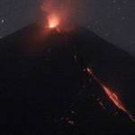 Gunung Semeru keluarkan lava pijar. foto: antara