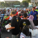 Kabiro Memo Timur, Agus Dwi Cahyono saat membagikan takjil bersama rekan-rekan Satlantas Polrestabes Surabaya. foto: IRWAN S/ BANGSAONLINE
