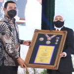 Gubernur Jatim Khofifah Indar Parawansa menerima Penghargaan Tanda Kehormatan Kartika Pamong Praja Madya dari Rektor Institut Pemerintahan Dalam Negeri (IPDN) Dr. Hadi Prabowo, M.M., Senin (19/4/2021). foto: ist