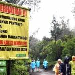 Sejumlah wisatawan menggunakan jas hujan saat mendaki di Gunung Ijen, Banyuwangi, Rabu (27/7). Meski hujan selama beberapa hari di kawasan Gunung Ijen menyebabkan meningkatnya volume gas belerang, namun wisatawan lokal dan asing tetap ramai. 