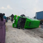 Kondisi mobil Elf yang terguling di JLU Lamongan