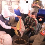 Gubernur Jawa Timur Khofifah Indar Parawansa dalam acara penyebaran benih melalui udara (Aeroseeding) BPBD Jatim bersama Lanud Abd. Saleh di Lanud Abd. Saleh, Kabupaten Malang, Rabu (16/12). foto: ist