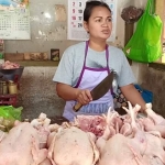 Rina, salah satu pedagang daging ayam di Pasar Legi Kota Blitar. (foto: Akina Nur Alana/BO)