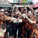 Anggota Ormas PP Kota Batu saat unjuk melakukan penggalangan dana di Alun-alun Kota Batu, Rabu (12/2).