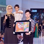 Fatma mendapat surprise berupa lukisan bergambar dirinya yang diberikan oleh anak down syndrome bernama Edo. 