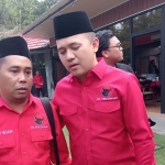 Mahfud Husairi (kiri)