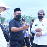 Bupati Gresik, Fandi Akhmad Yani, saat berbincang dengan Camat Kedamean, Arifin, soal dampak banjir di Desa Cermen. Foto: SYUHUD/ BANGSAONLINE