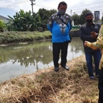 CEK SUNGAI: Bambang Haryo Soekartono (BHS) melihat sungai yang dangkal di Desa Cemengbakalan, Kecamatan Sidoarjo, Selasa (14/7). foto: MUSTAIN/ BANGSAONLINE