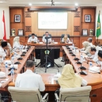 Wabup Gresik Asluchul Alif bersama Ketua DPRD M Syahrul Munir dan Dinas Sosial serta camat menggelar rapat evaluasi kinerja aplikasi GresikSoya. Foto: Ist.