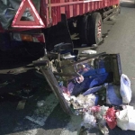 Kondisi motor milik korban usai menabrak bodi truk bagian belakang di Jalan Raya Mastrip, Karangpilang, Surabaya, Jumat (16/6/2023).