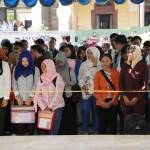 Para pencari kerja saat menunggu pembukaan job market fair.