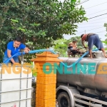 Tim dari kebun dhoho saat melakukan droping air. Foto: Muji Harjita/BANGSAONLINE