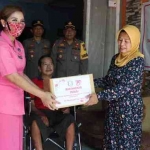 
Ketua Bhayangkari Cabang Ngawi menyerahkan bantuan pada purna polri kursi roda dan sembako. 