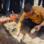 Wali Kota Kediri Abdullah Abu Bakar saat meletakkan batu pertama pembangunan pengembangan kios pasar grosir buah dan sayur di Kelurahan Nggronggo. Foto: Ist.