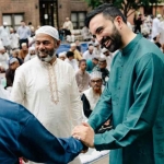 Zohran Mamdani mengenakan thawb atau baju panjang khas orang Arab berwarna hijau toska. Foto: The New York Time
