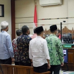 Para saksi ketika menghadiri sidang kasus korupsi Bupati Bangkalan di Pengadilan Tipikor Surabaya.