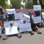 Aksi massa saat memblokir jalan Wahid Hasyim karena gagal menemui Kepala Kejari Jombang. (foto: rony suhartomo/BANGSAONLINE)