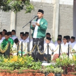 Wakil Wali Kota Pasuruan Adi Wibowo saat memimpin apel Peringatan Hari Santri Nasional di Pondok Pesantren Bayt Al Hikmah Kota Pasuruan, Sabtu (22/10/2022).