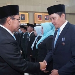Wali Kota Batu saat memberikan selamat kepada para ASN penerima Satyalancana Karya Satya.