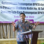 Wali Kota Kediri, Abdullah Abu Bakar, saat memberikan pengarahan terkait dengan optimalisasi penerimaan BPHTB. Foto: Ist