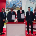 Direktur Utama Petrokimia Gresik, Dwi Satriyo Annurogo, saat menunjukkan MoU di Indo Defence Expo dan Forum 2022 di Jakarta. Foto: Ist