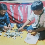 Pengurus LSKPL menghitung hasil donasi dari warga yang bakal dibelanjakan sembako untuk disalurkan ke warga terdampak.