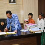 Wabup Moh. Qosim saat menerima kunjungan anak-anak Yatim Mandiri. foto: SYUHUD/ BANGSAONLINE