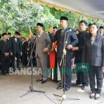 Sejumlah pejabat saat dilantik oleh Bupati Jombang, Nyono Suharli Wihandoko di TPA (Tempat Pembuangan Akhir) Banjardowo, Kecamatan Jombang, Selasa (3/1). foto: ROMZA/ BANGSAONLINE
