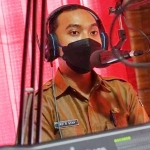 Arif Rachmansyah, Kabid IKP Diskominfo Kabupaten Pamekasan saat sosialisasi lewat media radio.